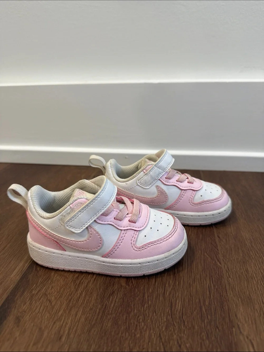 Nike Kids White & Pink Hook-and-Loop Athletic Sneakers